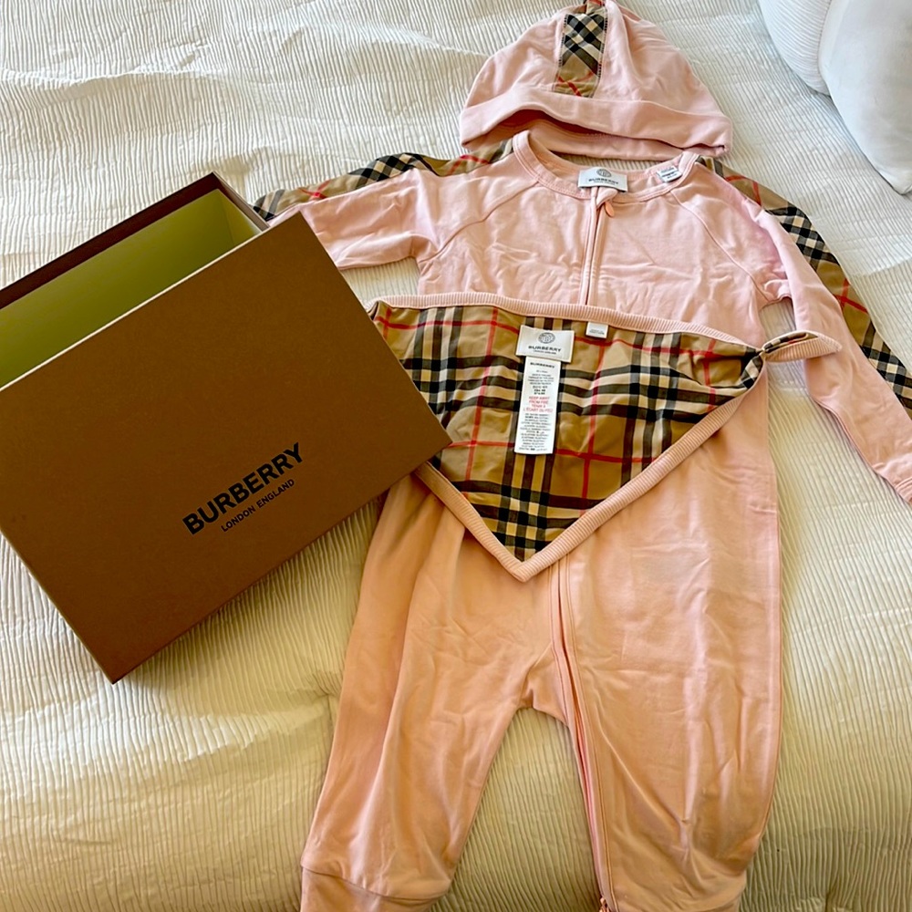 New Burberry girls outfit with matching hat and bib - pink jumpsuit 18 months